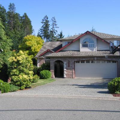 Front view of house in quiet cul de sac, 5 minute walk from ocean