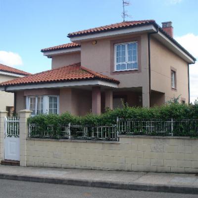 Main entrance. The house is in a quiet residential  area, 10 minutes¤ walk from the town centre. 